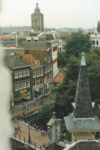 605963 Gezicht op de Jansbrug en de panden Oudegracht 126-134 te Utrecht met op de achtergrond de Buurkerk, vanaf het ...